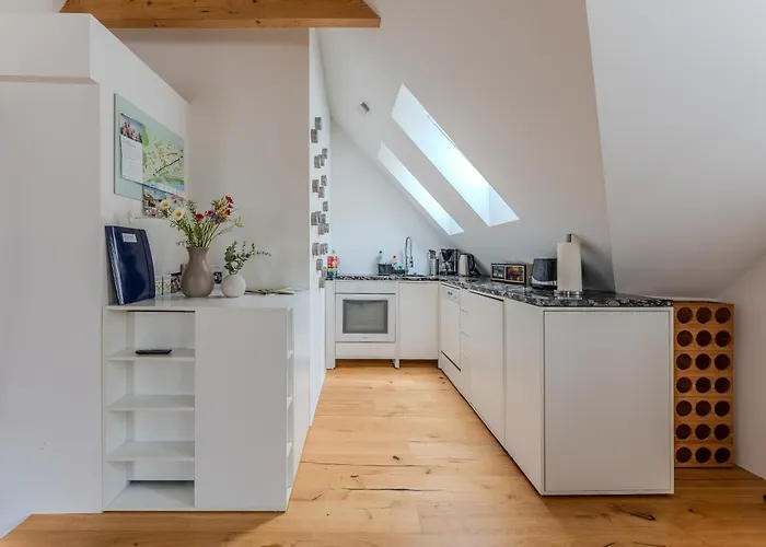 Danube Living Collection - Dachsberggasse - 90qm Altstadt-loft Mit Stadtblick Apartmán *